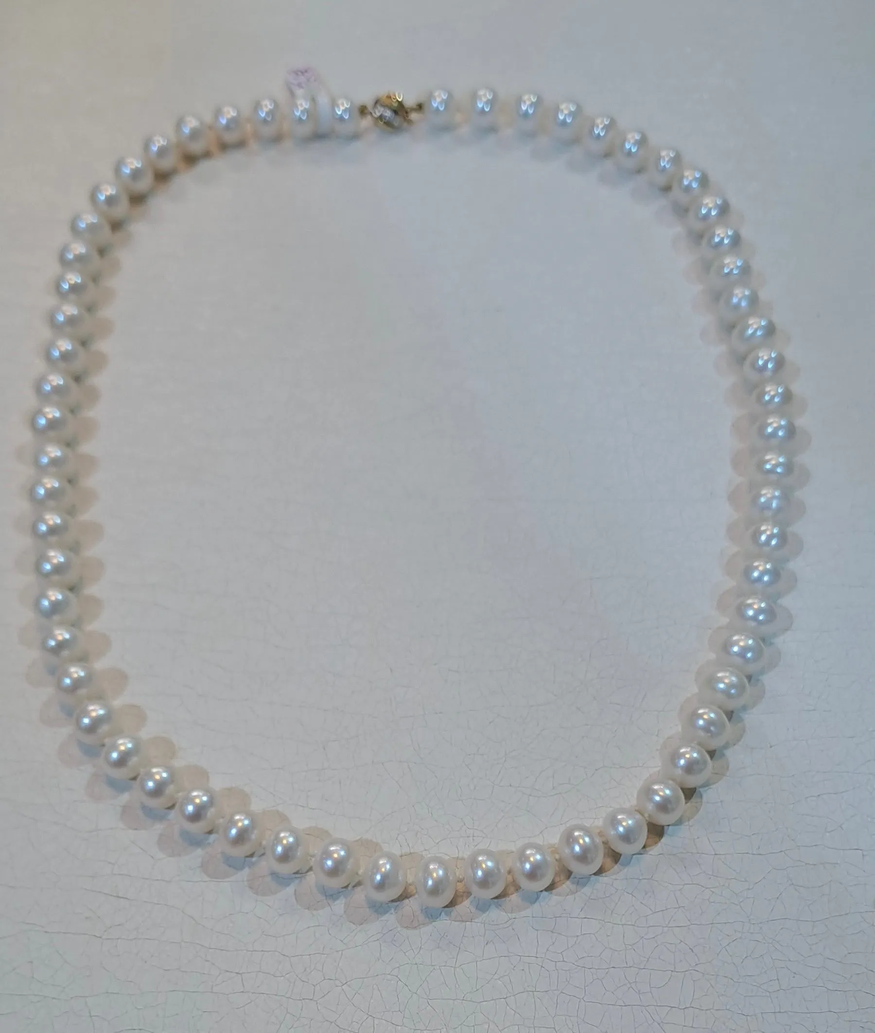 Necklace in white Aqua pearls with 18k gold closure