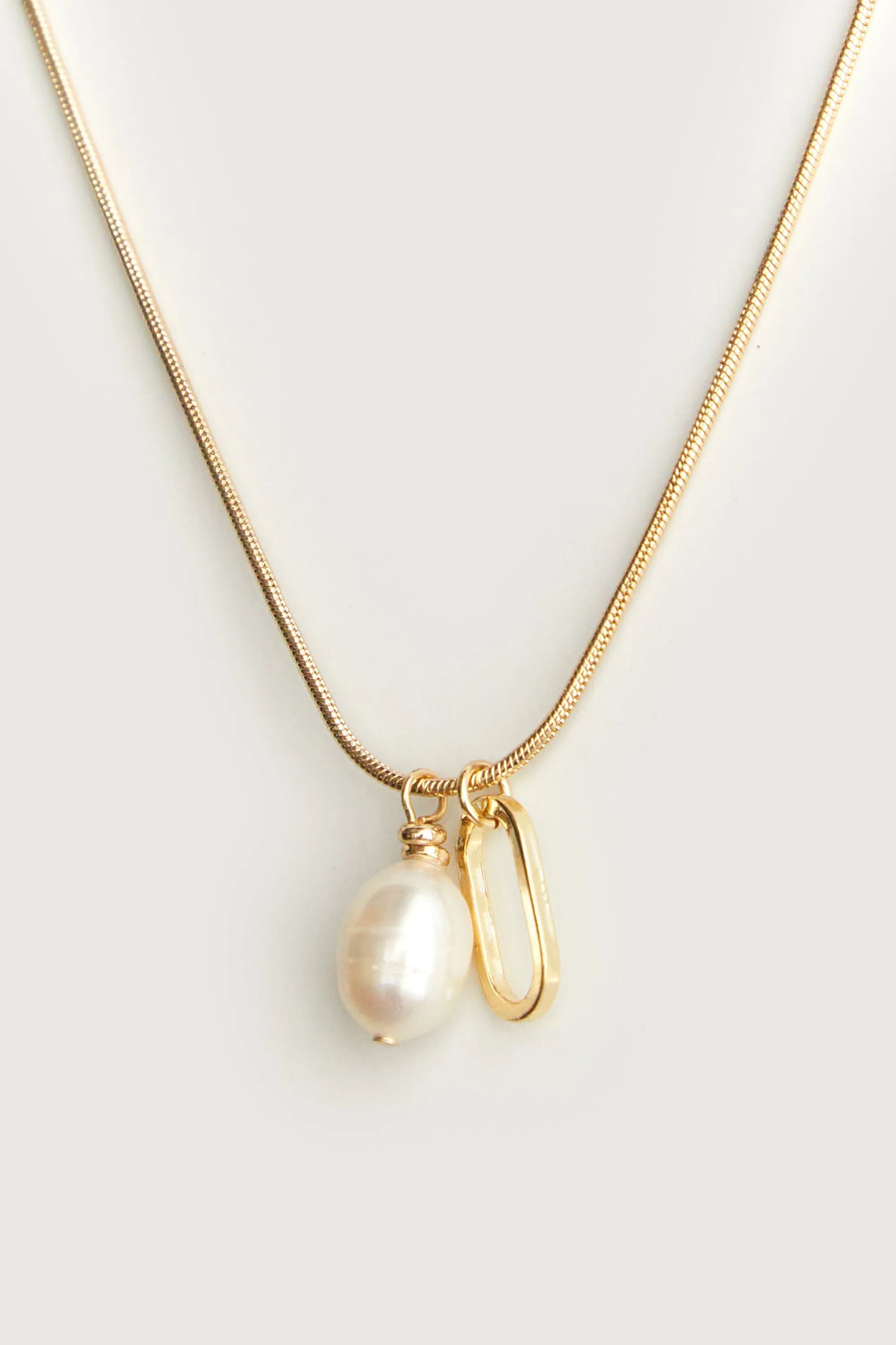 NECKLACE WITH PEARL